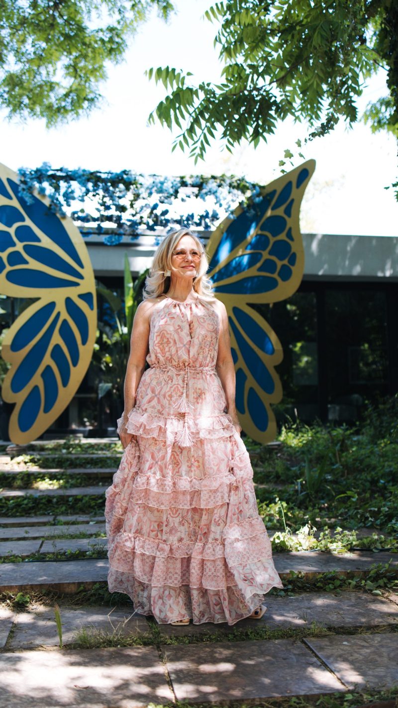 Vestido largo rosa con volantes y estampado